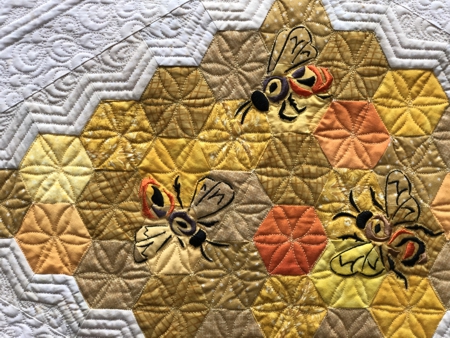 Finished tablerunner with bee embroidery. Close-up.