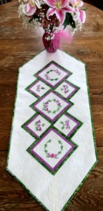 Quilted tablerunner with flower embroidery