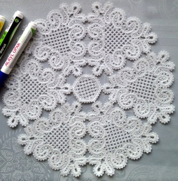 FSL Battenberg Elegant Curls Doily