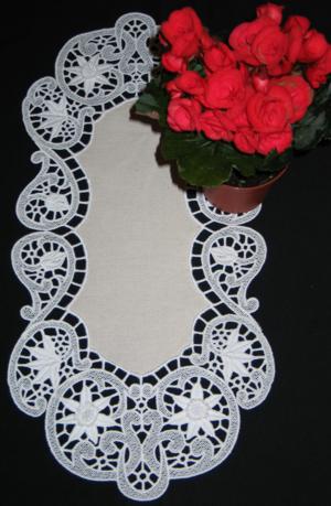 Oval Daffodil Table Runner