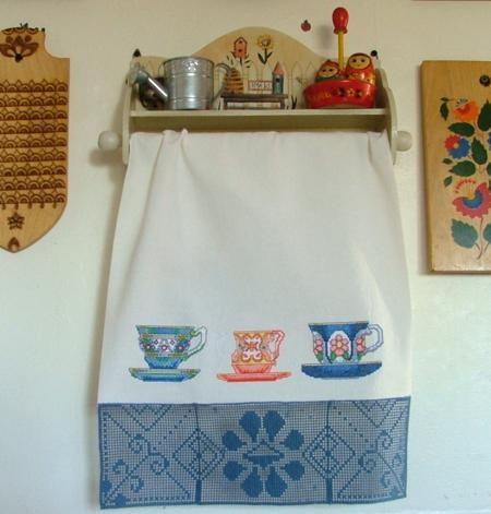Полотенца в доу. Декор полотенец. Вышивка на полотенце идеи. Декорации полотенца. Полотенца на кухне на стене.