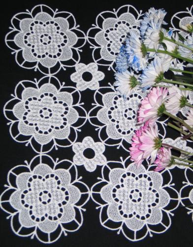 FSL Flower Table Runner image 2