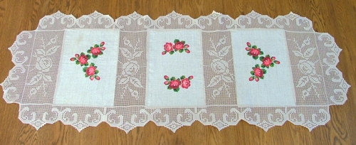 Country-Style Rose Table Runner with Crochet Lace image 1