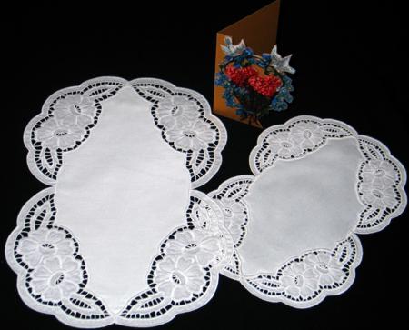 Cutwork Lace Daisy Corner image 1