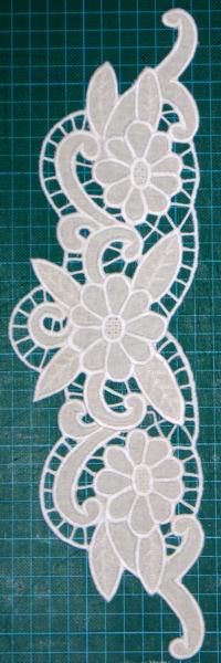 Placemat and Doily with FSL Applique Daisy Border image 2