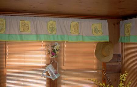 Embroidered Spring Valance image 1