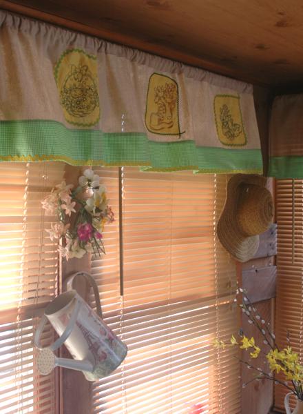 Embroidered Spring Valance image 9