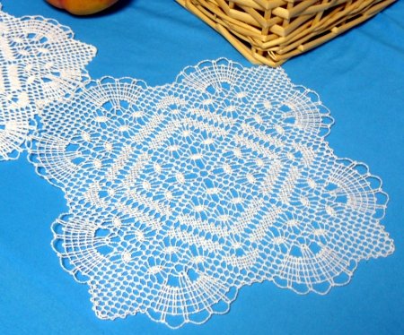 Freestanding Bobbin Lace Fans and Diamonds Doily image 3