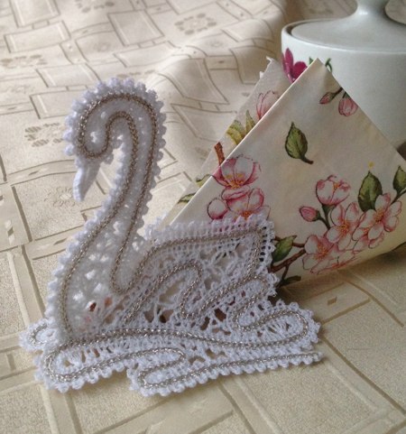 Freestanding Battenberg Lace Swan Ornament image 3