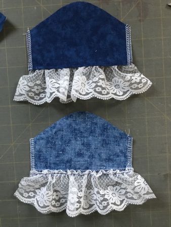 Photo showing the attached lace to the sleeves