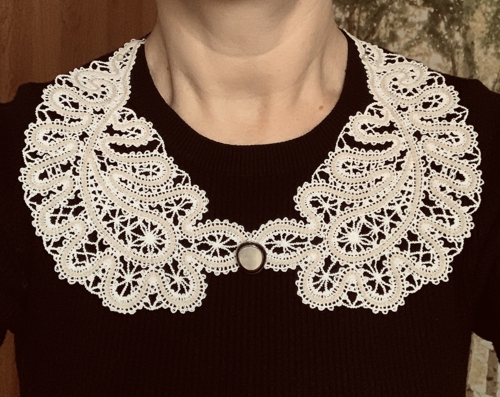 Stitch-out of the lace collar.