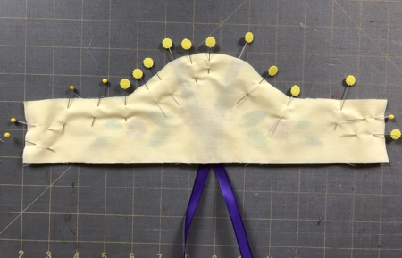 Pin the lining to the front part.