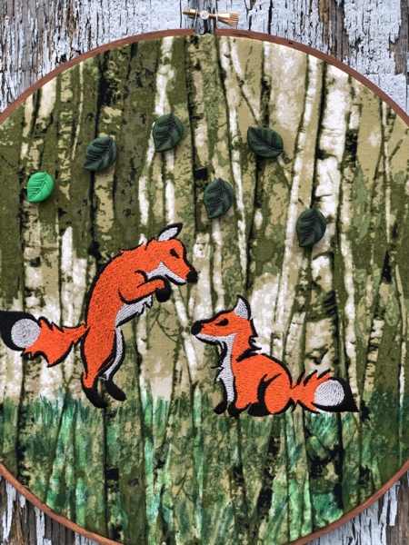 Cose-up of the hoop with the paying foxes.