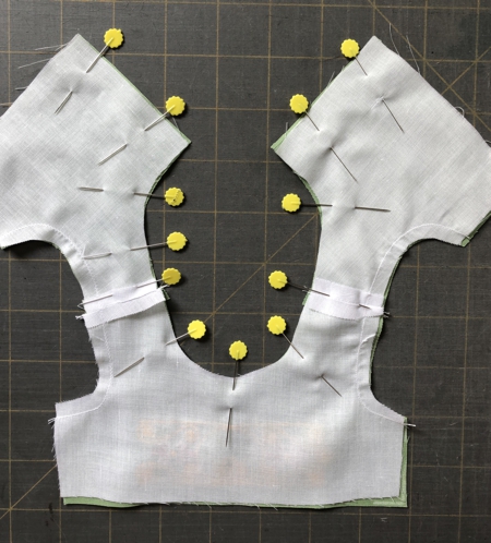 Position the bodice and lining face to face and pin.