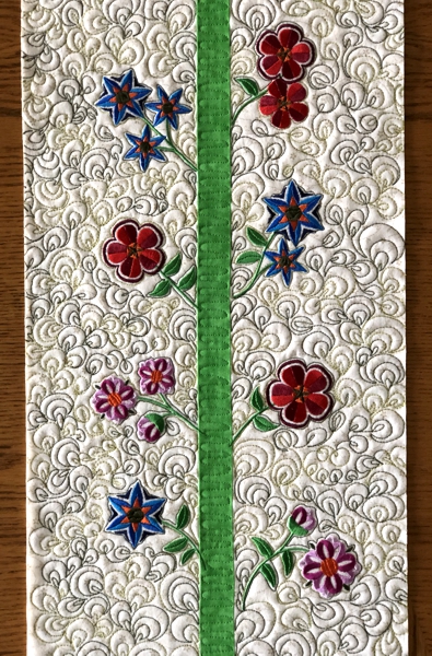 Photo showing the quilting pattern on the wallhanging.