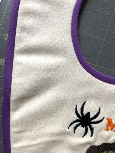 Close-up of the bib with the edges finished with the bias tape.