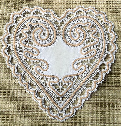 Finished doily with the fabric center.