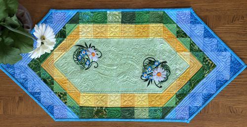Finished tablerunner with daisy embroidery
