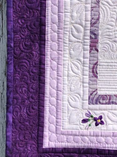 The close-up of the binding and quilting patterns.