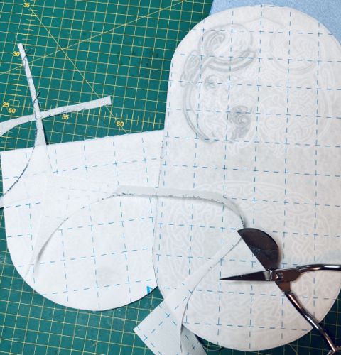 Cut out the net following the outline of the panels.
