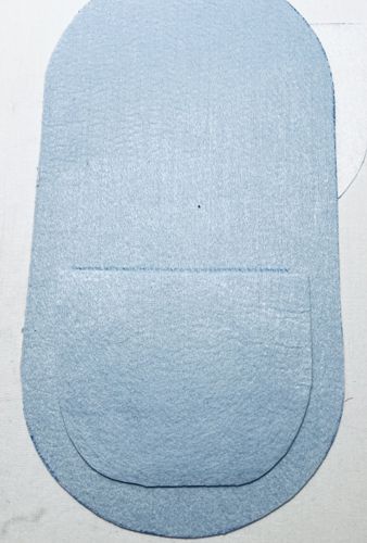Sew the pocket to the lower part of the lining fabric.