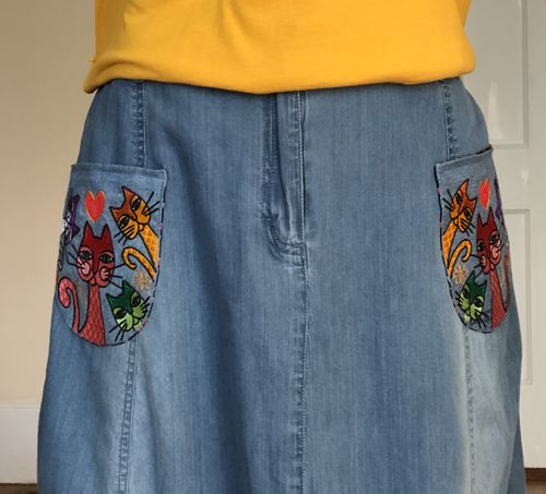 The skirt with 2 pockets embroidered in mirror image.