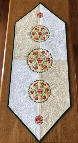 2-colored quilted tablerunner with rose medalions embroidery