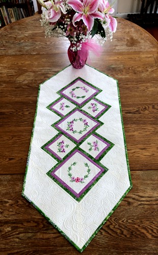 Quilted Tablerunner with Flower Embroidery
