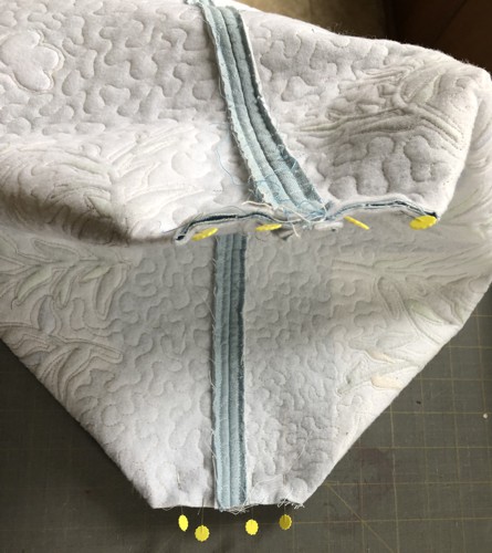 Fold the bottom of the bag so that the bottom and the side seams align. Pin.
