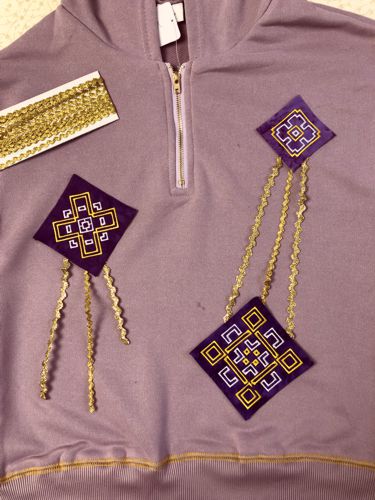 Pieces of ric-rac applied to the stitch-out to immitate the tails of the kites.