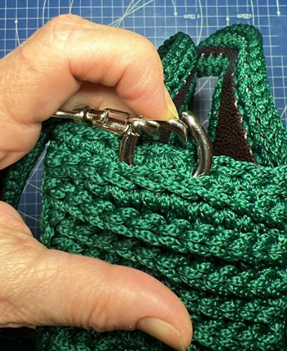 Insert the rings between the crochet stitched on the sides.