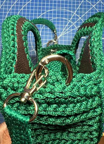 Attach swivels with the shoulder handle.