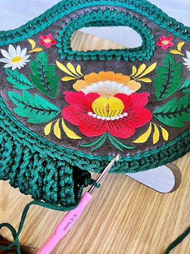 Crochet connecting the front and back panels.