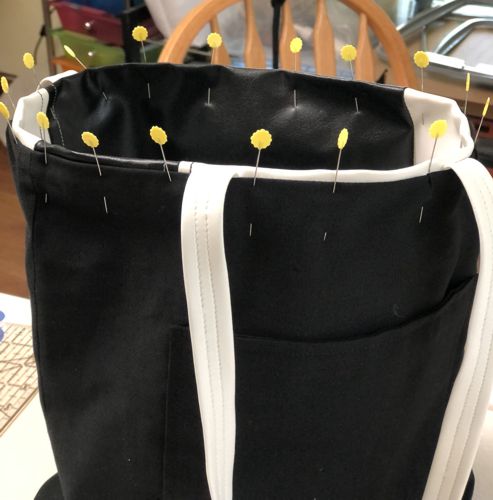 Fold the lining and the upper edge bag. Pin.