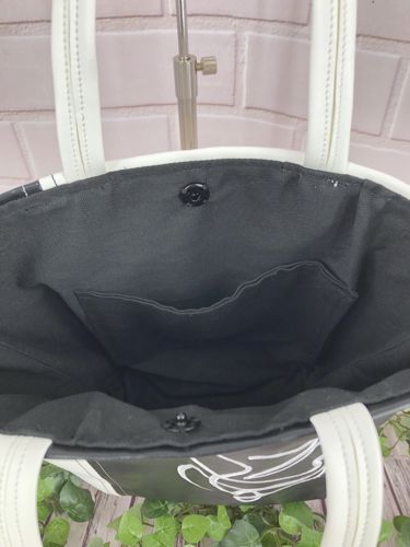 The inside view of the bag.