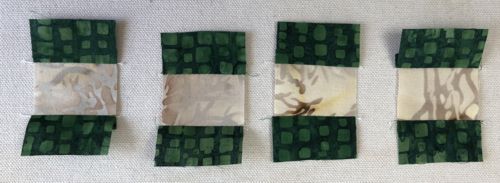 Sew the green 1" x 1 1/2" strips to the opposite sedes of the light-colored 1 1/2" x 1 1/2" squares.